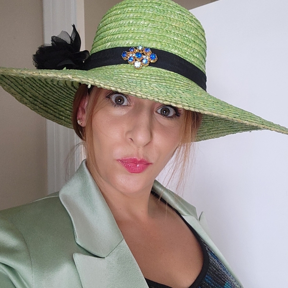 Meet your Posher, Jenn Aka Quinny - Picture 4 of 13